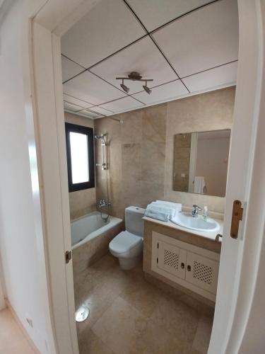 bagno con servizi igienici, lavandino e specchio di Tu casa y lugar especial para vacaciones y momentos a Murcia