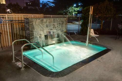 a hot tub with a waterfall in a backyard at Hilton Garden Inn San Francisco/Oakland Bay Bridge in Emeryville