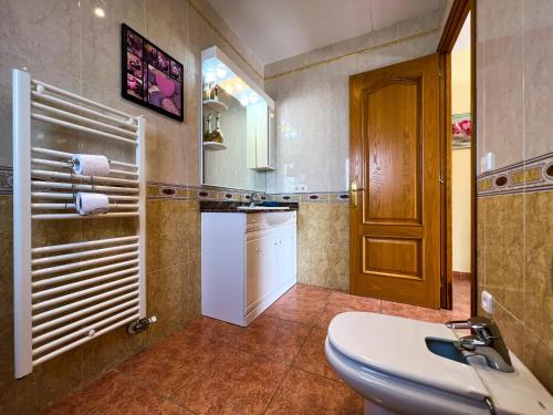 uma casa de banho com um lavatório e um WC. em Vivalidays Gala em Tordera