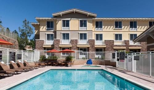 einem Pool vor einem Gebäude in der Unterkunft Homewood Suites by Hilton Agoura Hills in Agoura Hills