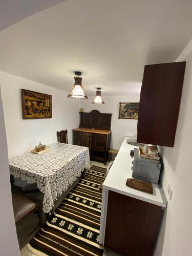 een kamer met een tafel en een keuken met een tafel bij Casa Cireșu in Cireşu