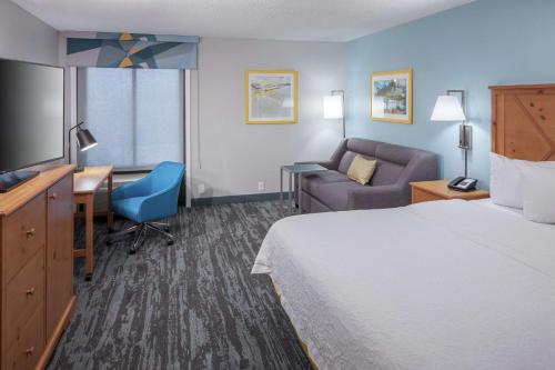 um quarto de hotel com uma cama e uma secretária em Hampton Inn Austin NW near The Domain em Austin
