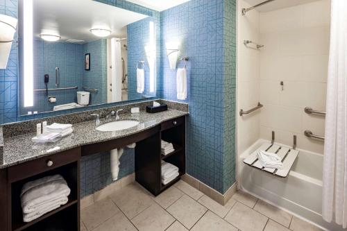 W łazience znajduje się umywalka, wanna i lustro. w obiekcie Homewood Suites by Hilton Austin/Round Rock w mieście Round Rock