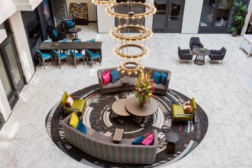 een uitzicht over de lobby met een tafel en stoelen bij Homewood Suites by Hilton Nashville Downtown in Nashville