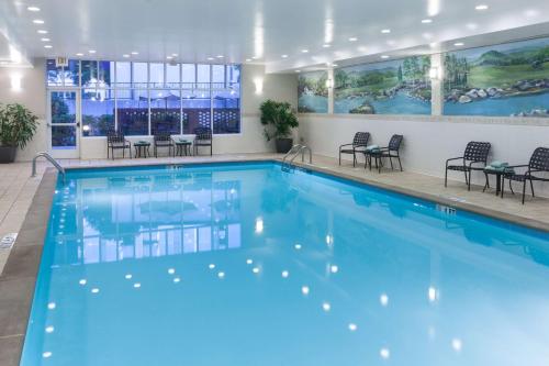 einen Pool mit blauem Wasser in einem Hotelzimmer in der Unterkunft Hilton Garden Inn Nashville Vanderbilt in Nashville