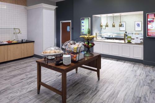 eine große Küche mit einem Tisch mit Essen drauf in der Unterkunft Hilton Garden Inn Nashville Vanderbilt in Nashville