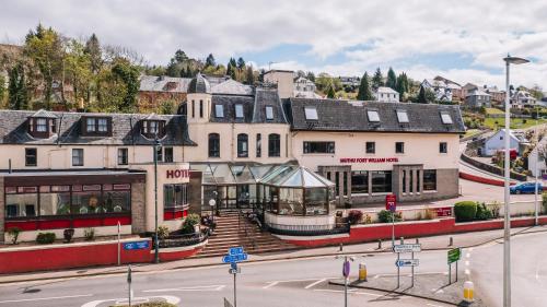 uma rua da cidade com edifícios e uma rua em Muthu Fort William Hotel em Fort William