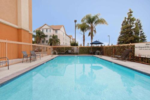 a large blue swimming pool in front of a building at Hampton Inn & Suites Clovis Airport North in Clovis