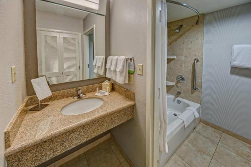 ein Badezimmer mit einem Waschbecken und einer Badewanne in der Unterkunft Courtyard by Marriott Abilene Southwest/Abilene Mall South in Abilene