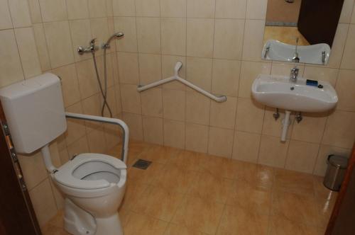 ein Bad mit einem WC und einem Waschbecken in der Unterkunft Guest House Ostojić in Međugorje