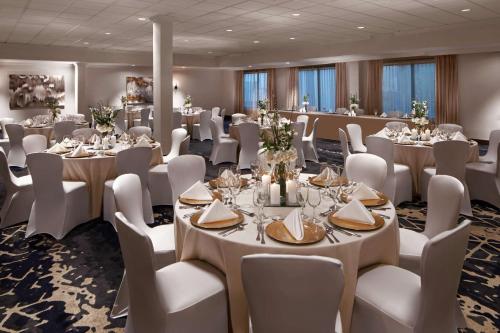 Εστιατόριο ή άλλο μέρος για φαγητό στο Embassy Suites by Hilton Fort Worth Downtown