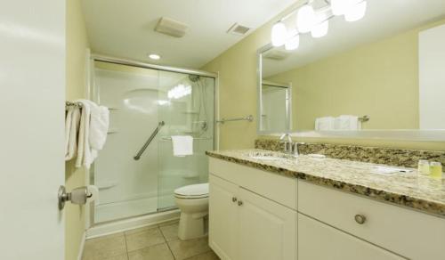 een badkamer met een douche, een toilet en een wastafel bij Seawatch at Island Club by Capital Vacations in Hilton Head Island