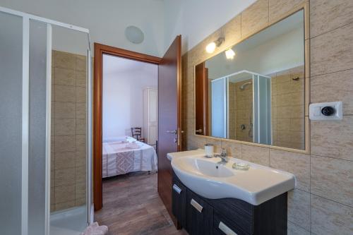 Ένα μπάνιο στο Casa Ginepro piscina e vista mare