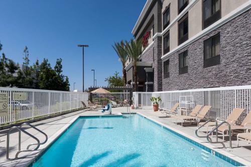 Piscina di Hampton Inn Los Angeles Orange County Cypress o nelle vicinanze