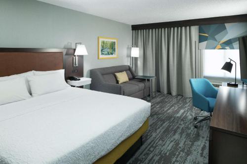 une chambre d'hôtel avec un lit et une chaise dans l'établissement Hampton Inn Los Angeles Santa Clarita, à Santa Clarita