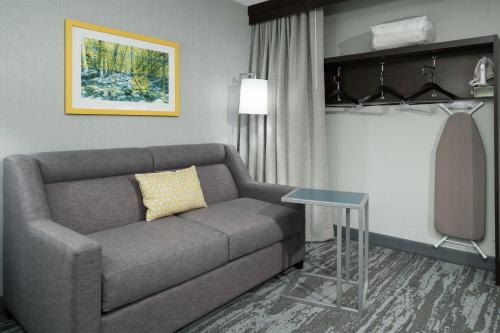 a living room with a couch and a table at Hampton Inn Los Angeles Santa Clarita in Santa Clarita