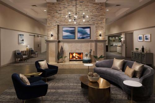 uma sala de estar com lareira e sofás em Homewood Suites by Hilton Lubbock em Lubbock
