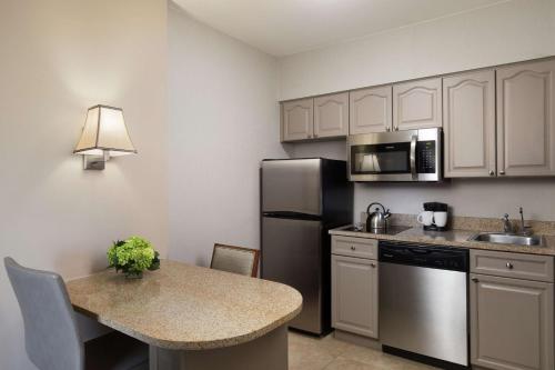 Η κουζίνα ή μικρή κουζίνα στο Homewood Suites by Hilton Lubbock