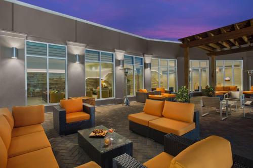 eine Lobby mit Sofas, Tischen und Fenstern in der Unterkunft Hilton Garden Inn Lubbock in Lubbock