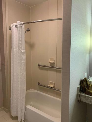 Ένα μπάνιο στο Homewood Suites by Hilton Mahwah