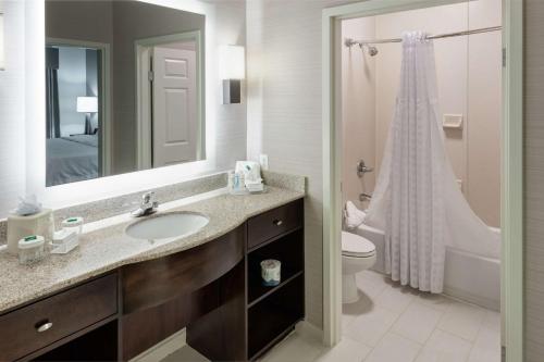 uma casa de banho com um lavatório, um WC e um chuveiro em Homewood Suites by Hilton Mahwah em Mahwah