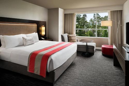 een hotelkamer met een groot bed en een raam bij The StateView Hotel, Autograph Collection in Raleigh