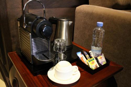 a coffee table with a coffee maker and a coffee maker at Le Loft in Bamako