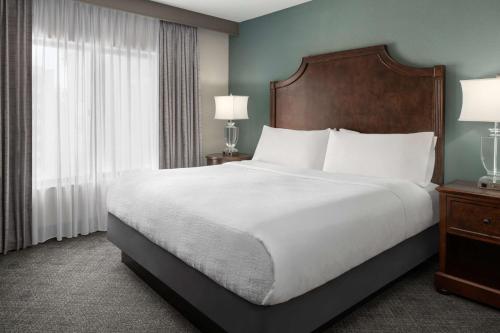 1 dormitorio con cama grande y ventana grande en Embassy Suites San Antonio Riverwalk-Downtown, en San Antonio