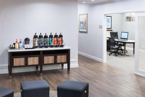 una sala de espera con una mesa con botellas de refresco en Homewood Suites by Hilton Seattle-Tacoma Airport/Tukwila, en Tukwila