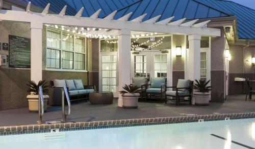 een zwembad met stoelen en een pergola bij Homewood Suites by Hilton San Jose Airport-Silicon Valley in San Jose