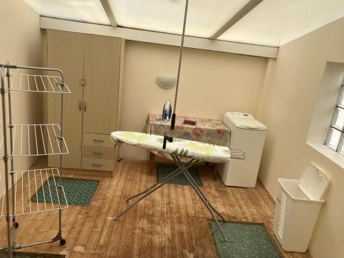 Zimmer mit einem Tisch, einem Waschbecken und einem Kühlschrank in der Unterkunft maison de tourisme aux sables d'olonne in Les Sables-dʼOlonne