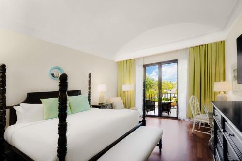 um quarto com uma cama e uma varanda em The Buenaventura Golf & Beach Resort, Autograph Collection em Río Hato