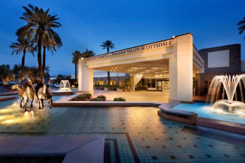 un edificio con dos caballos frente a una fuente en DoubleTree by Hilton Paradise Valley Resort Scottsdale, en Scottsdale