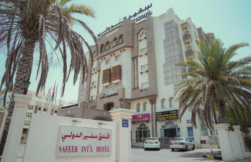 un hotel con palmeras y un cartel delante en Safeer International Hotel By Brothers International, en Mascate