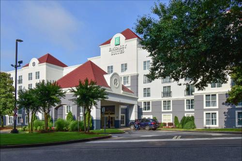 un grand bâtiment blanc avec un toit rouge dans l'établissement Embassy Suites by Hilton Atlanta Airport, à Atlanta