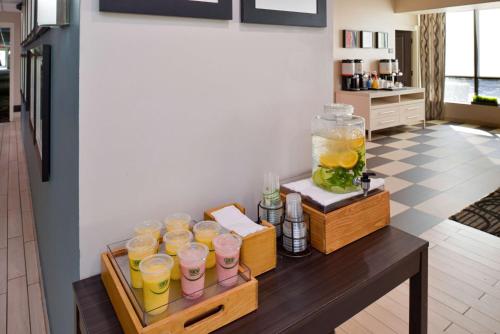un tavolo con vassoio di bicchieri di succo d'arancia di Hampton Inn Vero Beach Outlets a Vero Beach