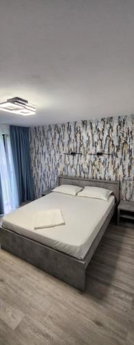 1 dormitorio con 1 cama en una habitación en EFM ONE, en Brezoi