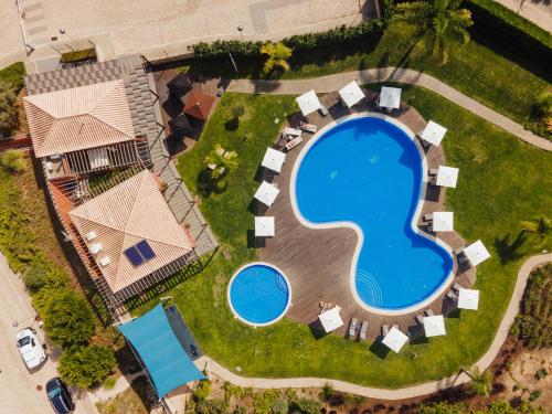 uma vista superior de uma piscina num quintal com casas em Hello Villas em Carvoeiro