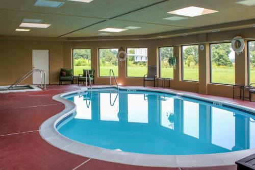 una gran piscina con agua azul en una habitación de hotel en Holiday Inn Express Lewisburg - New Columbia, an IHG Hotel, en New Columbia