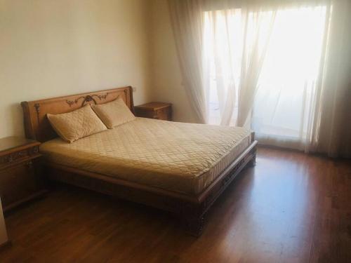 una camera da letto con un letto con due cuscini e una finestra di Appartement à perle de Nouaceur a Nouaceur