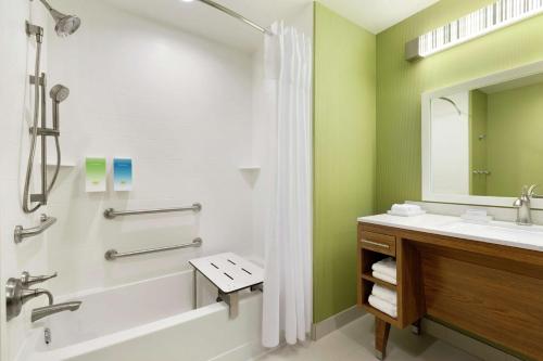een badkamer met een bad, een wastafel en een douche bij Home2Suites Pittsburgh Cranberry in Cranberry Township