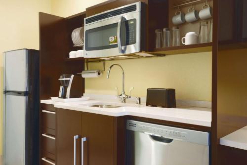 Kuchyň nebo kuchyňský kout v ubytování Home2Suites Pittsburgh Cranberry