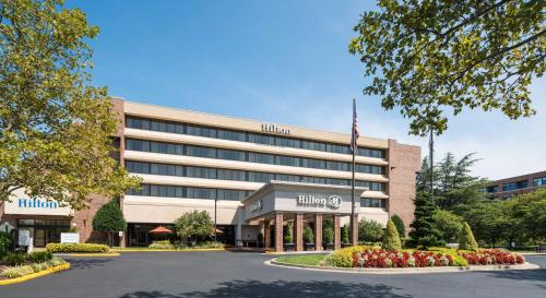 ein Bürogebäude mit einer Flagge davor in der Unterkunft Hilton Washington DC/Rockville Hotel & Executive Meeting Center in Rockville