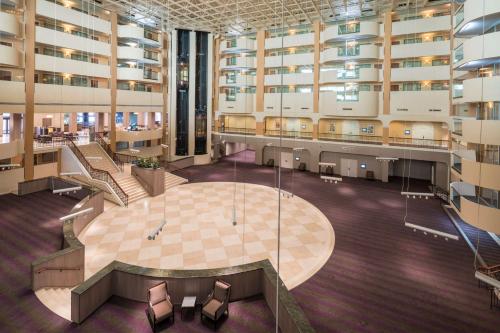 eine leere Lobby eines Gebäudes mit einem Tisch und Stühlen in der Unterkunft Hilton Washington DC/Rockville Hotel & Executive Meeting Center in Rockville