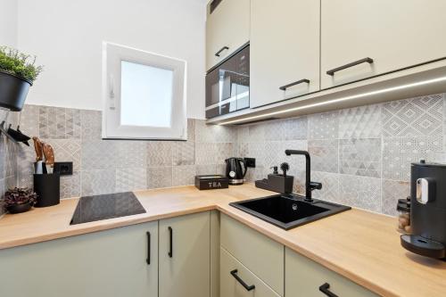 a kitchen with a sink and a counter top at Modernes Studio am Bremer Dom mit Balkon in Bremen