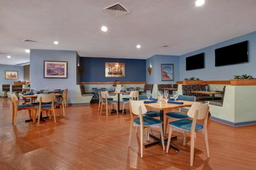 un restaurante con mesas, sillas y paredes azules en DoubleTree by Hilton Phoenix- Tempe, en Tempe