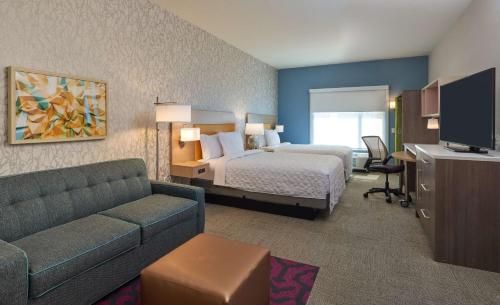 Habitación de hotel con cama y sofá en Home2 Suites By Hilton Ft. Lauderdale Downtown, Fl en Fort Lauderdale