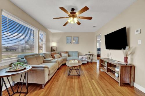 Una sala de estar con un sofá y un ventilador de techo. en Loaded House and Guest House w Game Room Gym, en Panama City