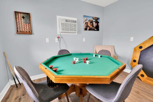 una mesa de billar en una habitación con sillas en Loaded House and Guest House w Game Room Gym, en Panama City