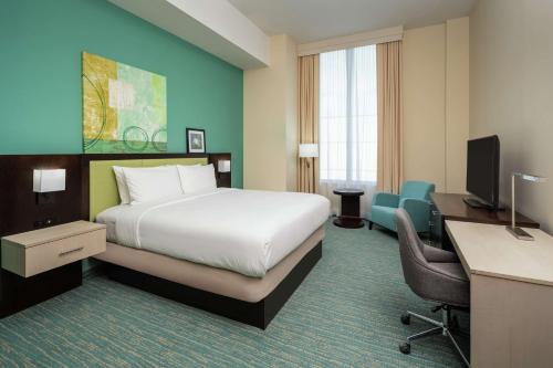 una camera d'albergo con letto, scrivania e computer di DoubleTree by Hilton Miami Doral a Miami